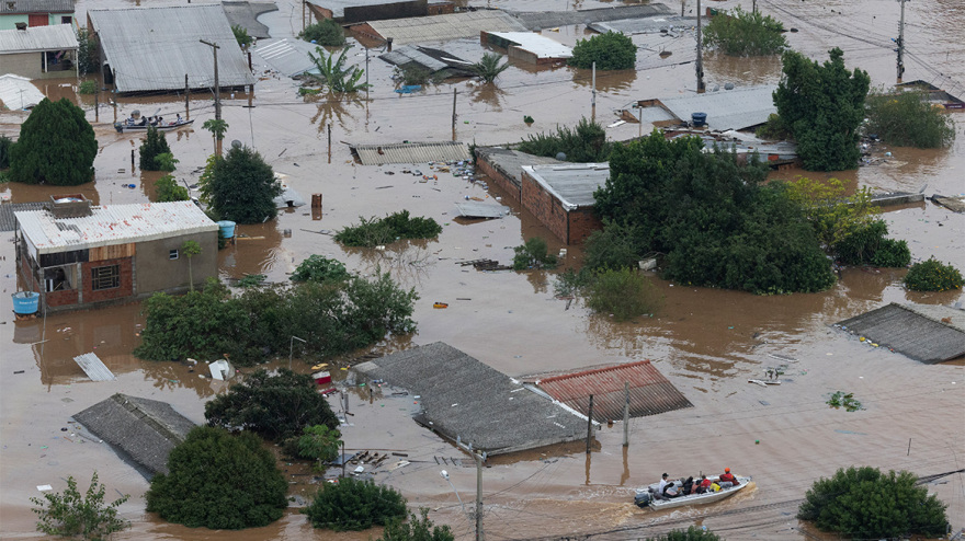 πλημμύρες στη βραζιλία: δεκάδες νεκροί και αγνοούμενοι, χιλιάδες ξεσπιτώθηκαν - δείτε βίντεο