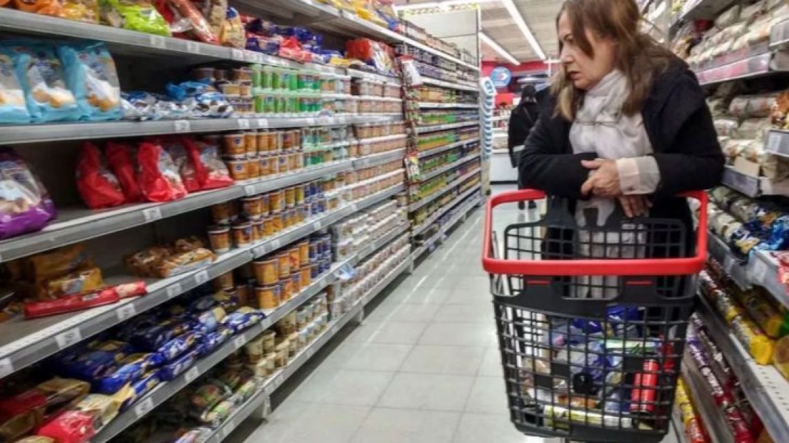 consumo en pozo depresivo: por primera vez alimentos lideran la caída en comercios