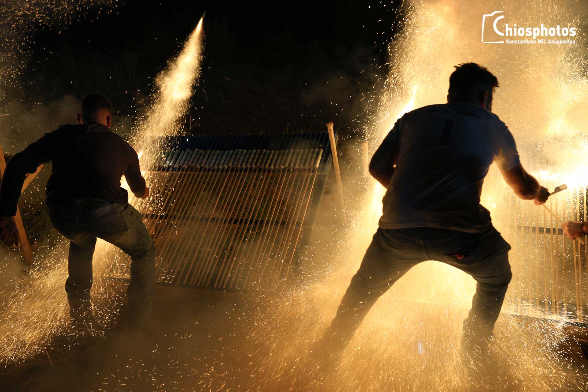 χίος: εντυπωσιακός ρουκετοπόλεμος με χιλιάδες επισκέπτες – φωτο και βιντεο