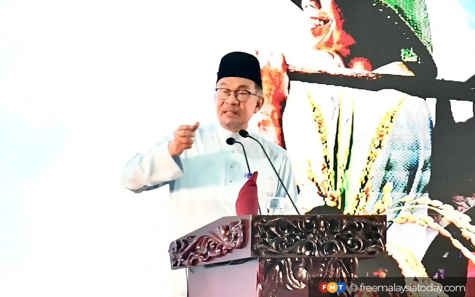no pay rise for ‘slow and lazy’ civil servants, says anwar