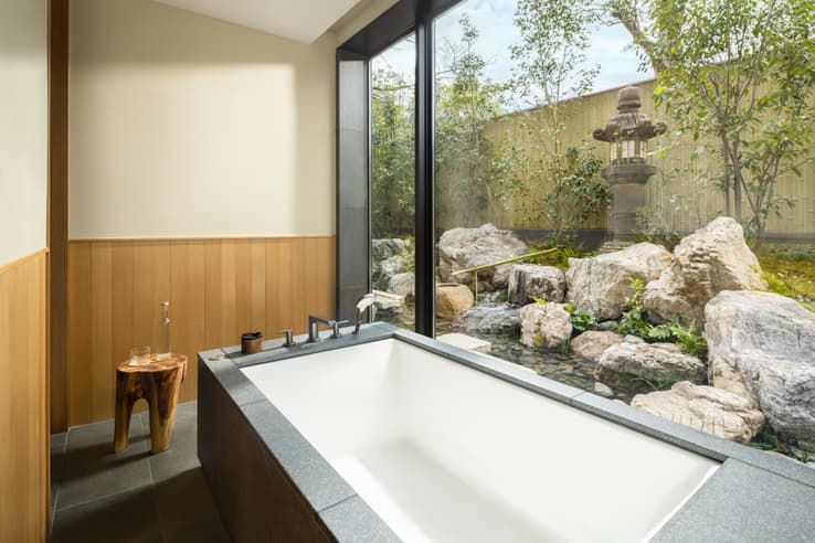 entre jardins intérieurs et gastronomie saisonnière, visite guidée du nouvel hôtel six senses à kyoto