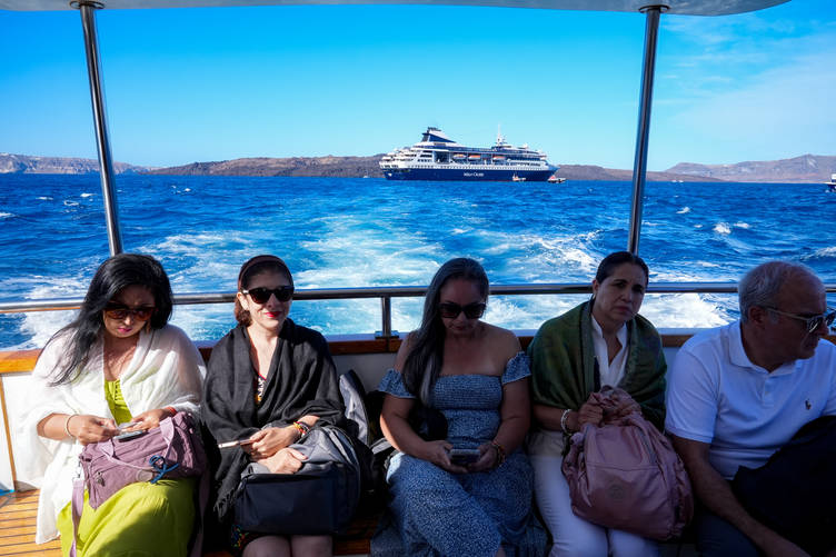 depremzedelere barınak olan yüzen otel, ege adalarına turist taşıyor