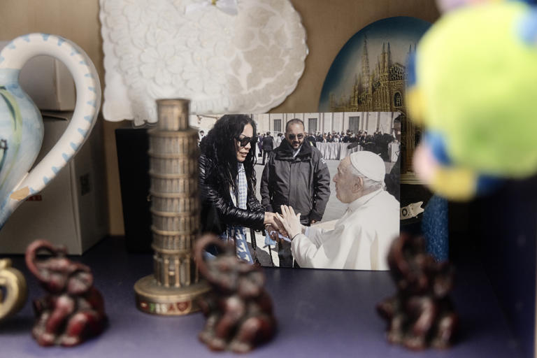 Claudia har ett foto i sin lägenhet av hennes vän Naomi Cabrals möte med påven Franciskus.
