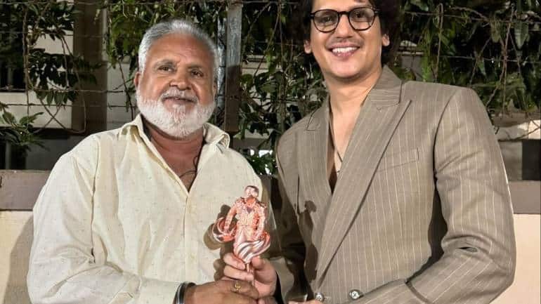 vijay varma shares a picture with his driver after winning an award, netizens shower him with praises