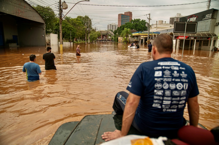 rescates a contrarreloj en brasil para intentar contener la tragedia de inundaciones
