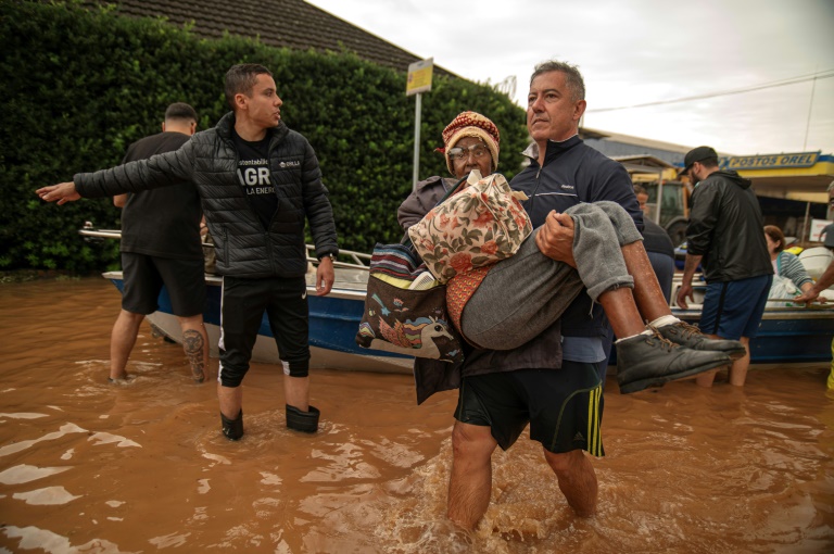 rescates a contrarreloj en brasil para intentar contener la tragedia de inundaciones