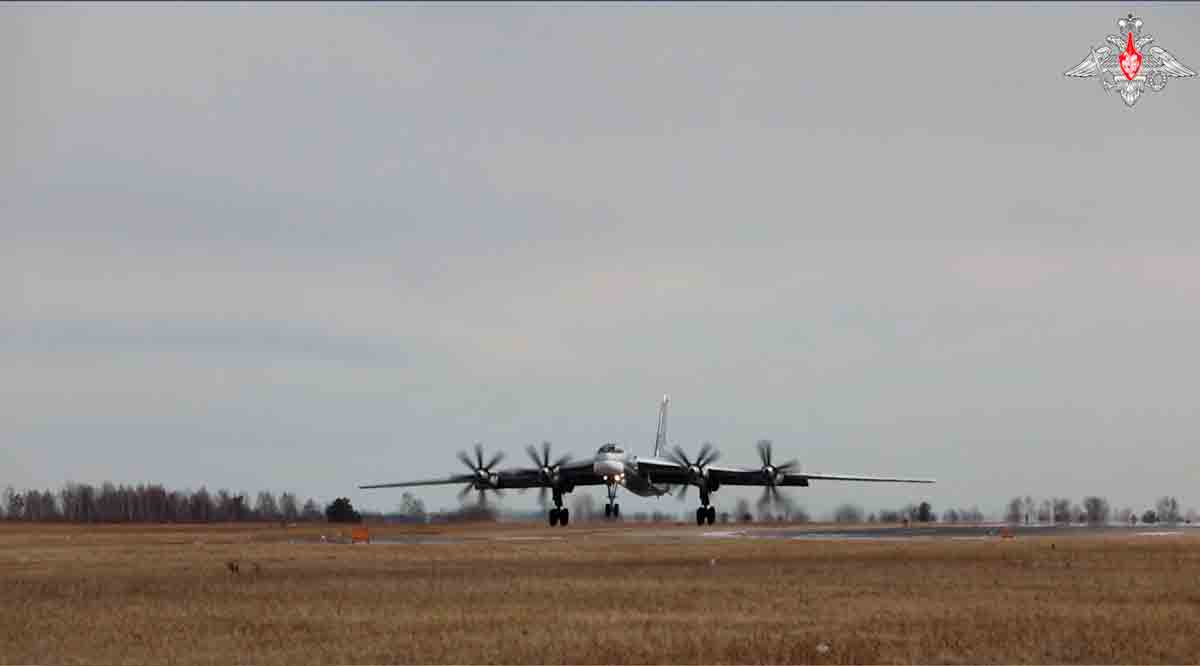 f-16 straaljagers met een typisch ‘aggressor’ verfschema onderscheppen russische bommenwerpers en jagers in alaska