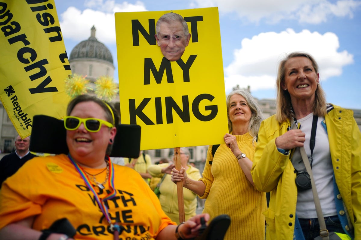 republican protesters hold demonstration on king’s coronation anniversary