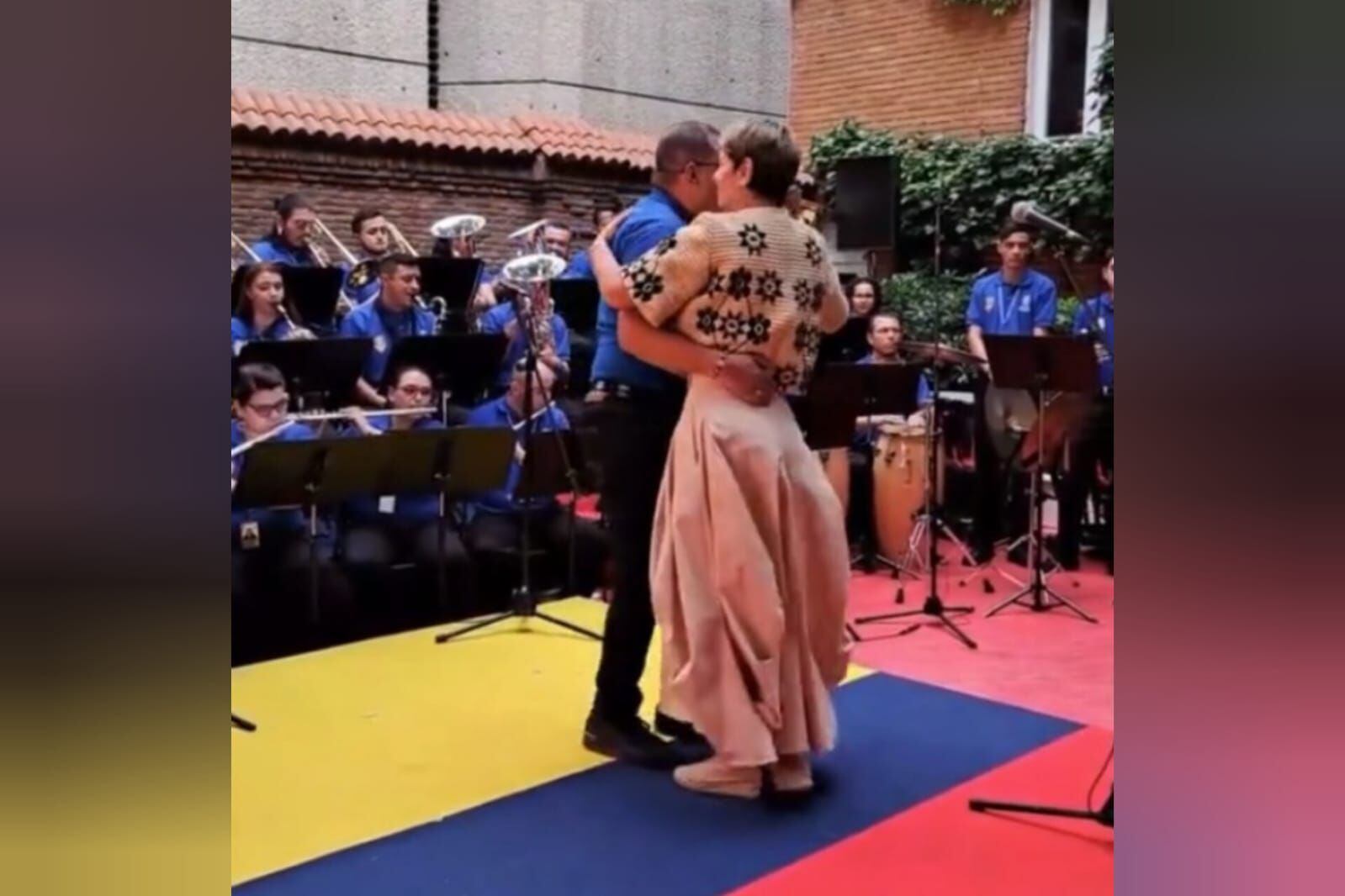 polémica: reviven video de verónica alcocer bailando sobre la bandera de colombia. aquí están las imágenes de la indignación