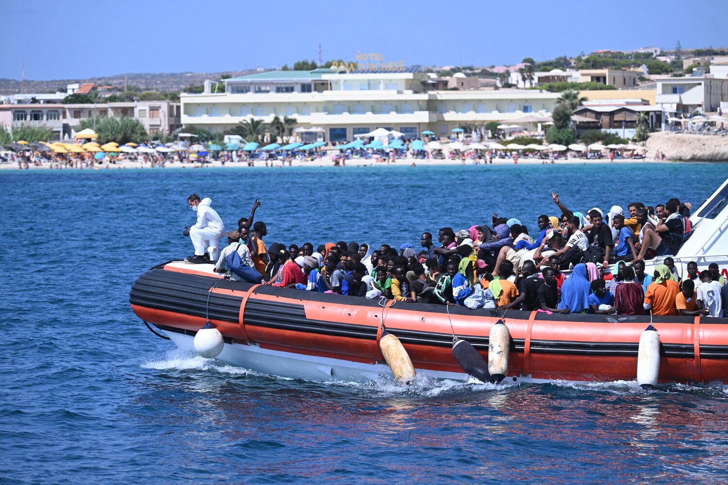 migranti, altri sbarchi a lampedusa: quasi 500 arrivi in 24 ore