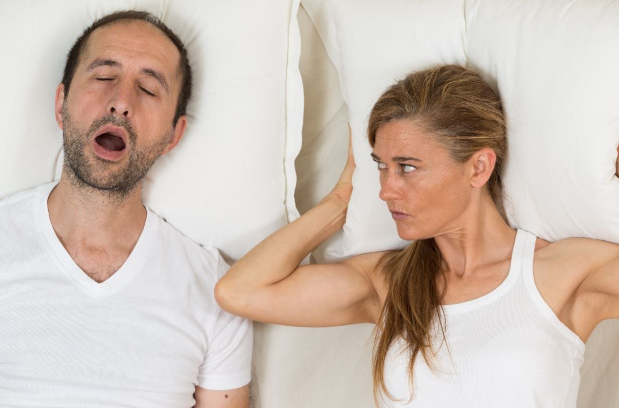 roncar da un sueño placentero, pero perjudica la salud del compañero de cama