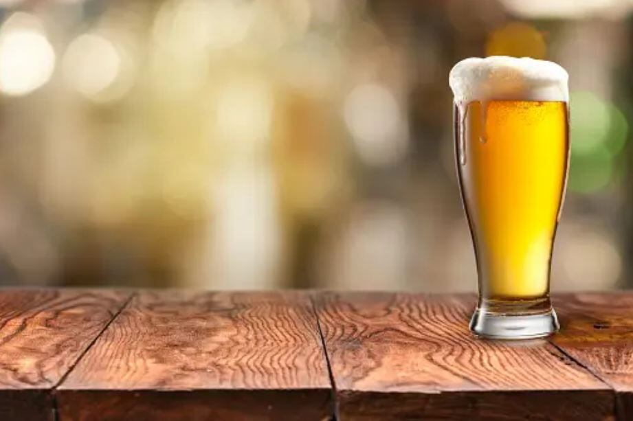 científicos revelan por qué la cerveza sabe mejor cuando esta fría