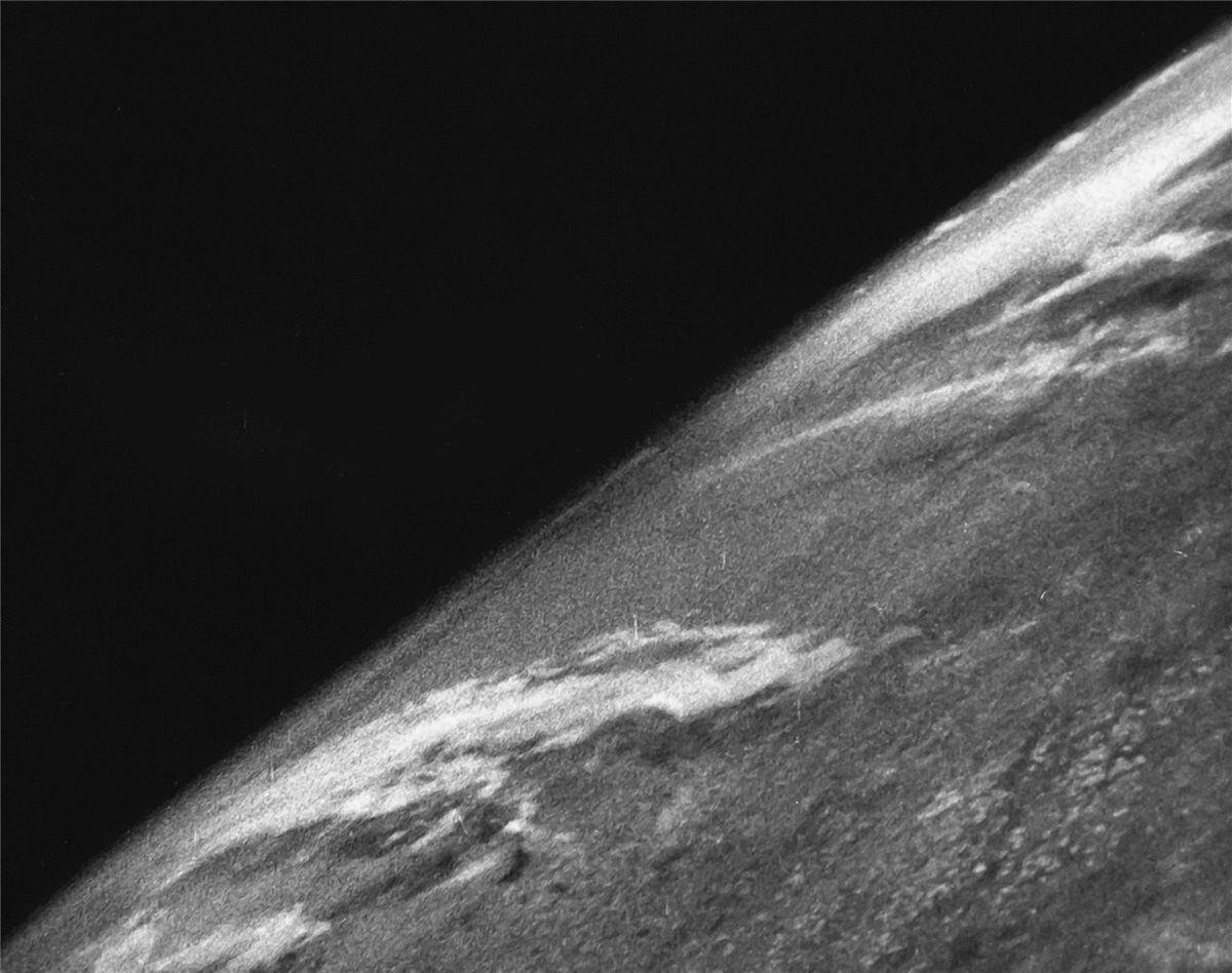 la curiosa historia de la primera foto de la tierra desde el espacio: la nasa no tuvo nada que ver