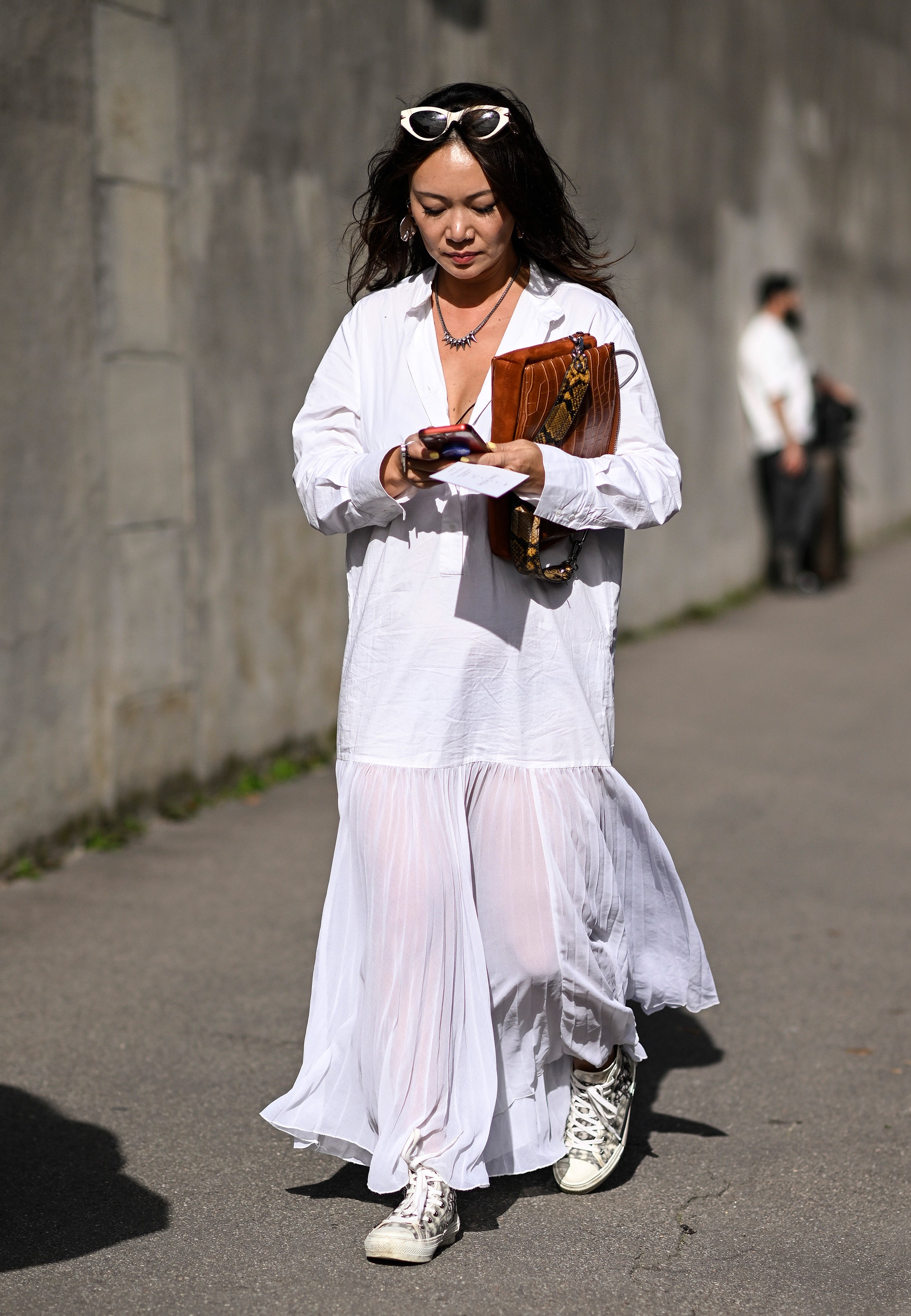 el calor de mayo 2024 es la excusa perfecta para lucir vestidos mini, midi y largos con tenis blancos