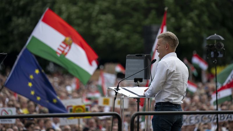 opositor de orbán mobiliza milhares em manifestação anti-governo