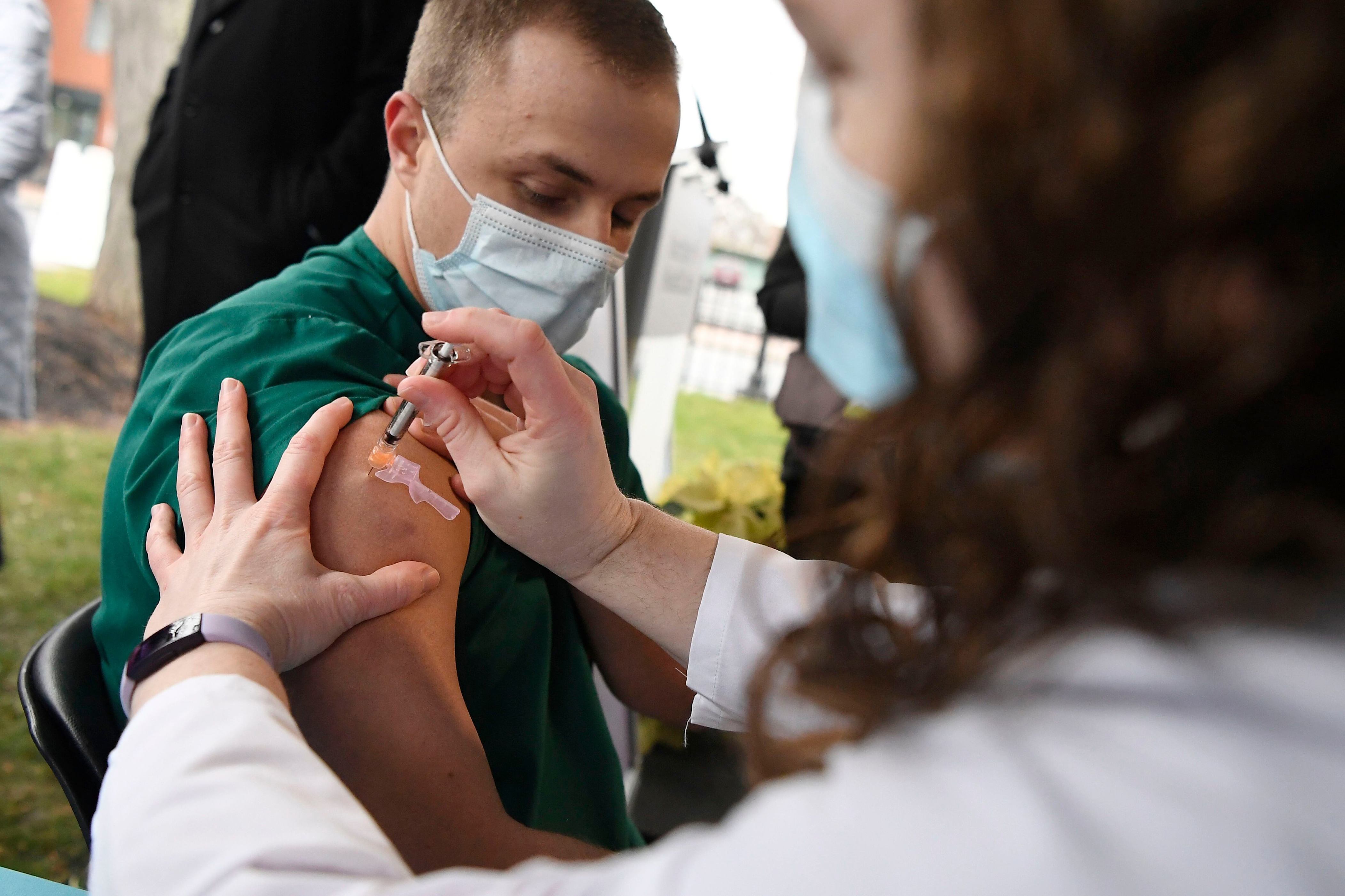 miles reportan efectos secundarios graves de las vacunas contra el covid: nyt