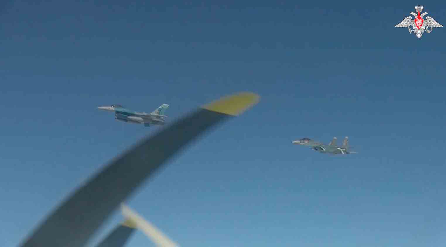 ビデオ: f-16戦闘機がロシアの爆撃機を追跡し、ロシアのsu-35戦闘機に追われる
