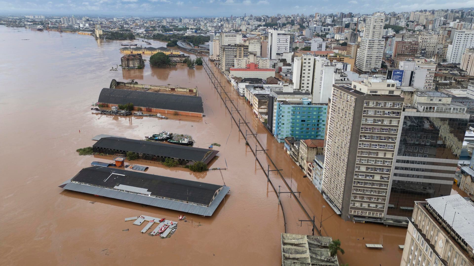 van 76 muertes por inundaciones al sur de brasil