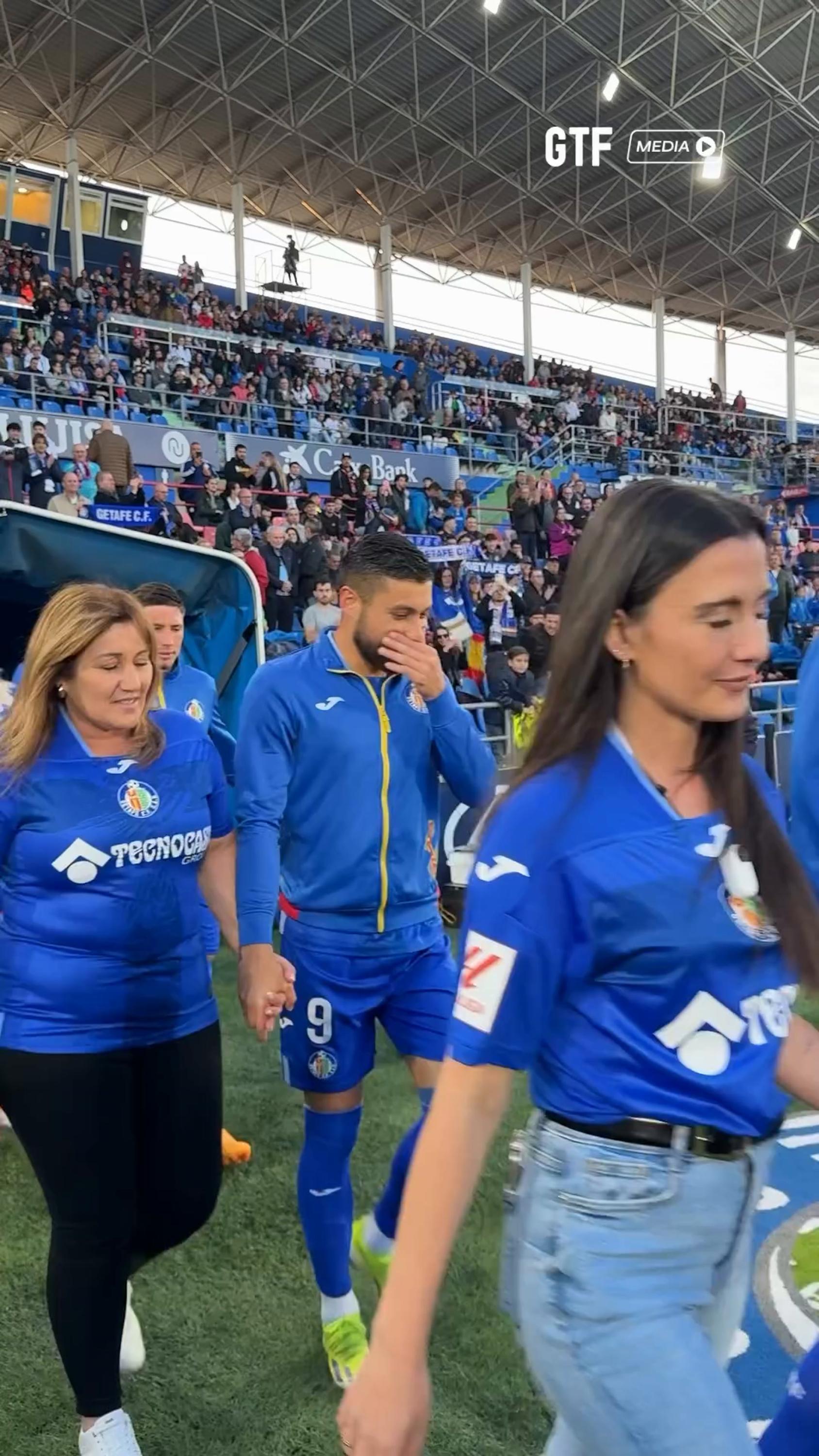 en vidéo : pour la fête des mères en espagne, des footballeurs entrent sur le terrain aux bras de leurs... mamans