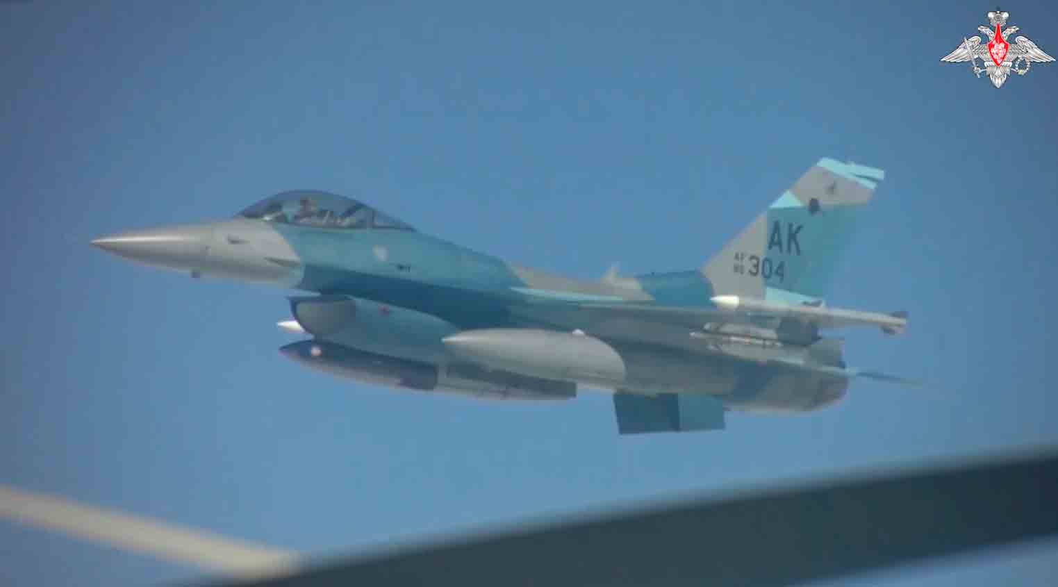 caccia f-16 con schema di pittura tipico degli aggressori intercettano bombardieri e caccia russi in alaska