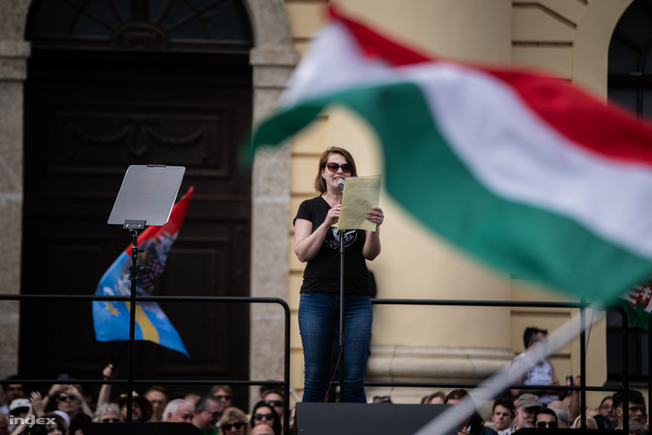 fideszes fellegvárba szervezett anyák napi demonstrációt a tisza párt