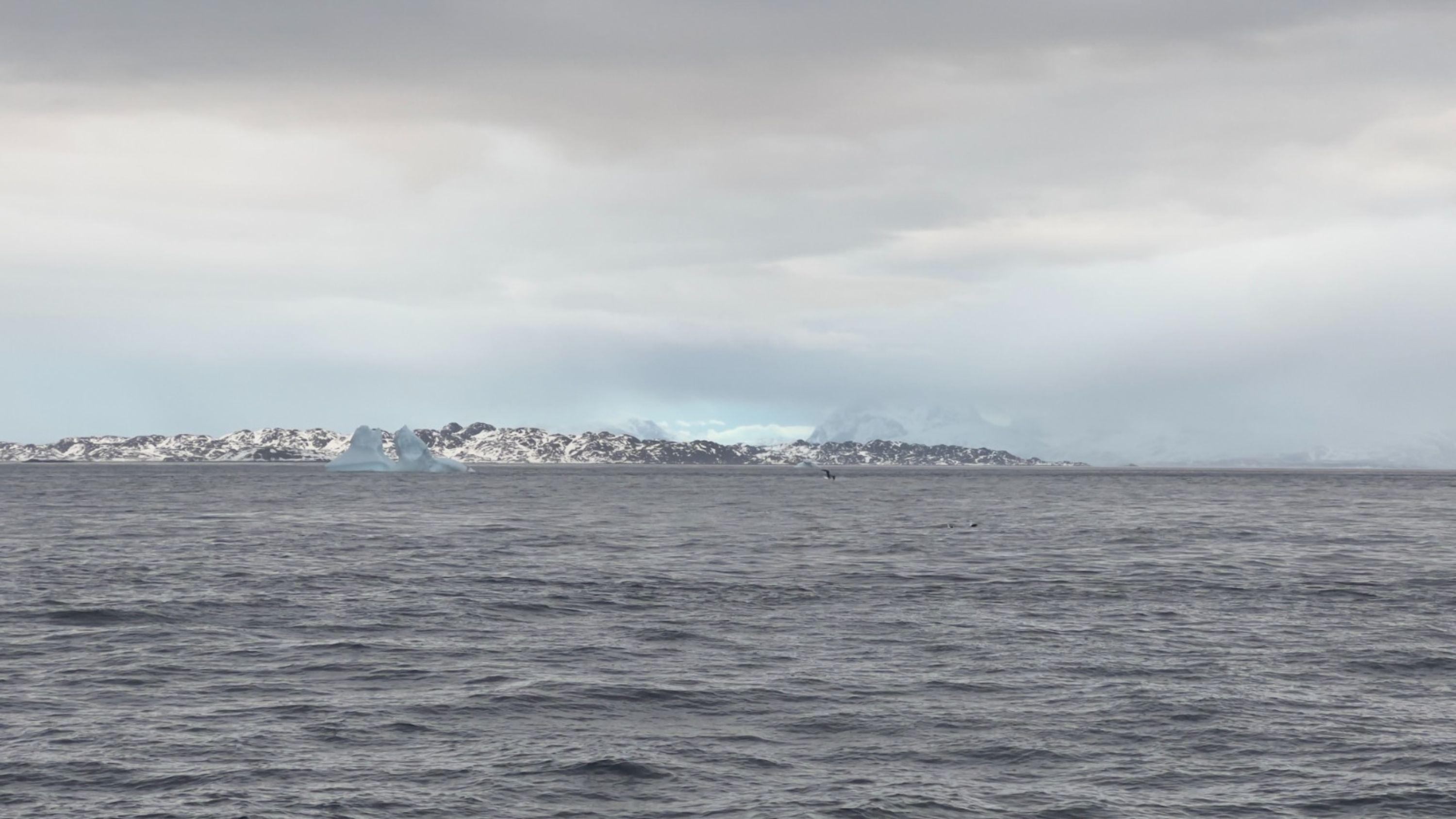 após quatro dias submerso, nrp arpão é o primeiro submarino português a navegar debaixo do gelo do ártico
