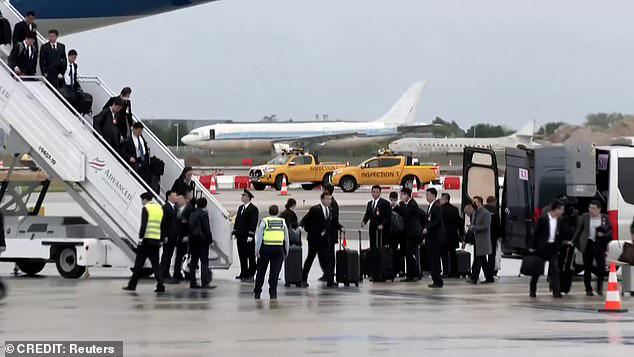 Las imágenes capturadas en el aeropuerto muestran a Xi y Peng desembarcando del avión mientras su enorme séquito de personal carga sus maletas