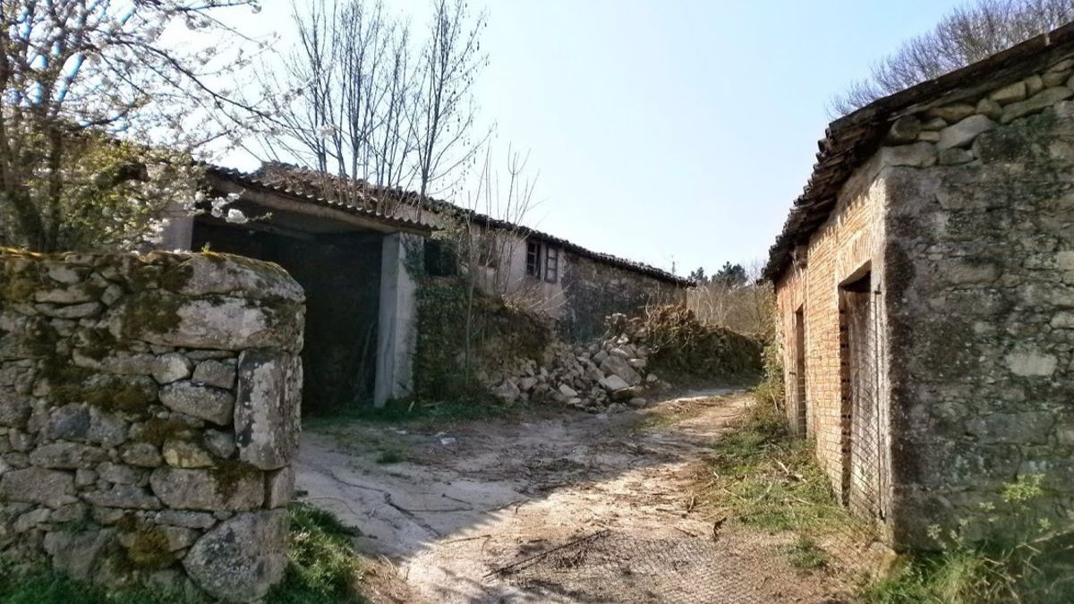 se venden aldeas abandonadas en galicia desde los 13.000 euros: como comprarlas