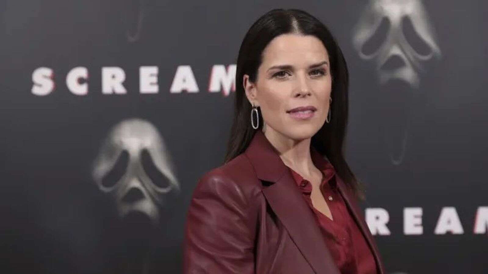neve campbell reveals pay increase for 'scream 7'