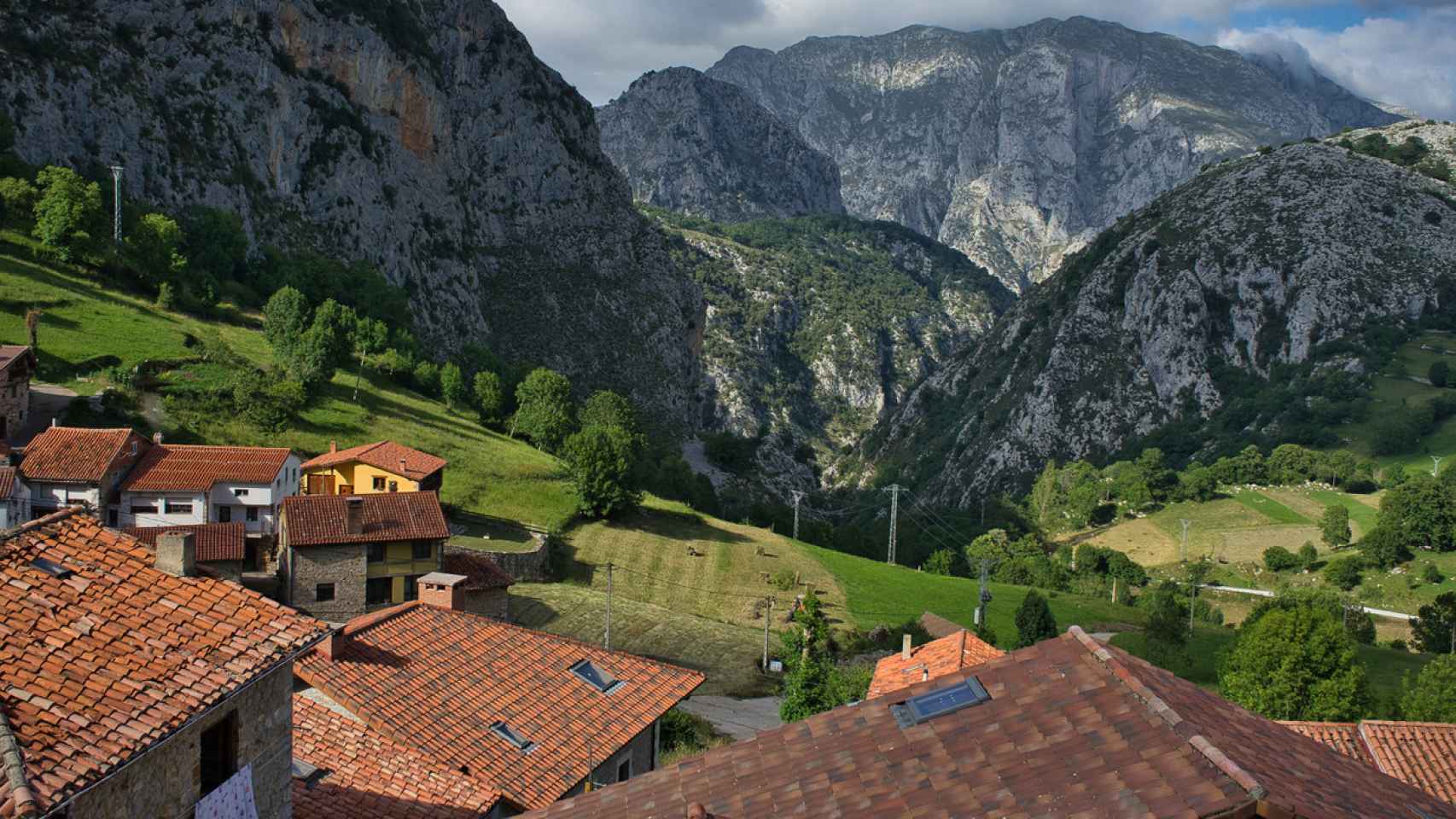 este pueblo cántabro situado entre montañas fabrica el queso más famoso del mundo