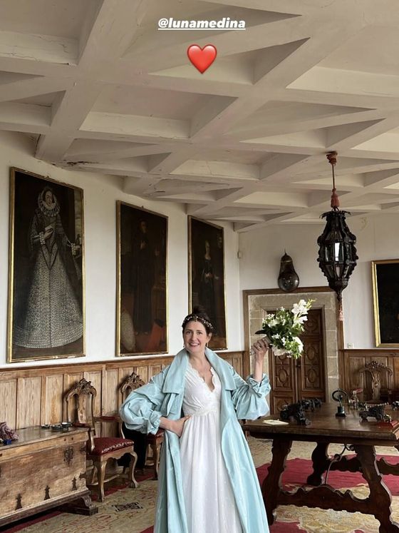la boda de luna medina, hija del duque de segorbe, en galicia: vestido de novia con gabardina turquesa