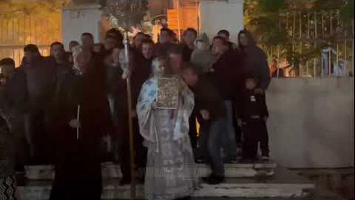 νάξος: νέοι ψέλνουν χοροπηδώντας τον ύμνο της ανάστασης στην απείρανθο - δείτε βίντεο