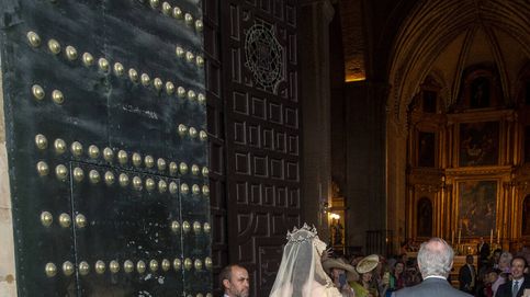 la boda de luna medina, hija del duque de segorbe, en galicia: vestido de novia con gabardina turquesa
