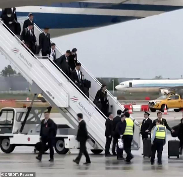 Un gran séquito de personal aparece en la foto cargando bolsas, algunas de las cuales se cree que pertenecen al presidente de China, Xi Jinping, y a su esposa