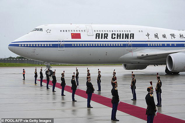 Miembros de la Guardia Republicana de Francia se alinearon a ambos lados de una alfombra roja en un avión que transportaba al presidente de China, Xi Jinping, y a su esposa, Peng Liyuan, en taxis después del aeropuerto de París Orly