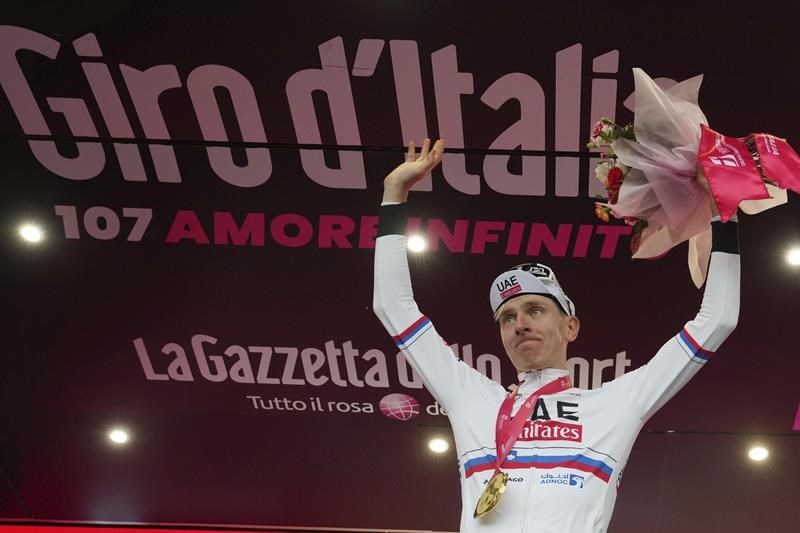 pogačar takes victory and the leader's pink jersey at end of second stage of giro d'italia