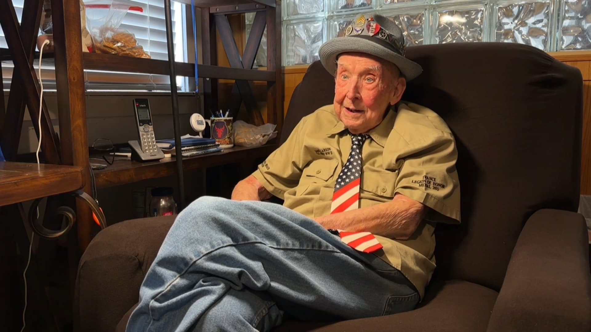 80 ans du débarquement en normandie: jake larson, vétéran américain de 101 ans et star de tiktok, présent