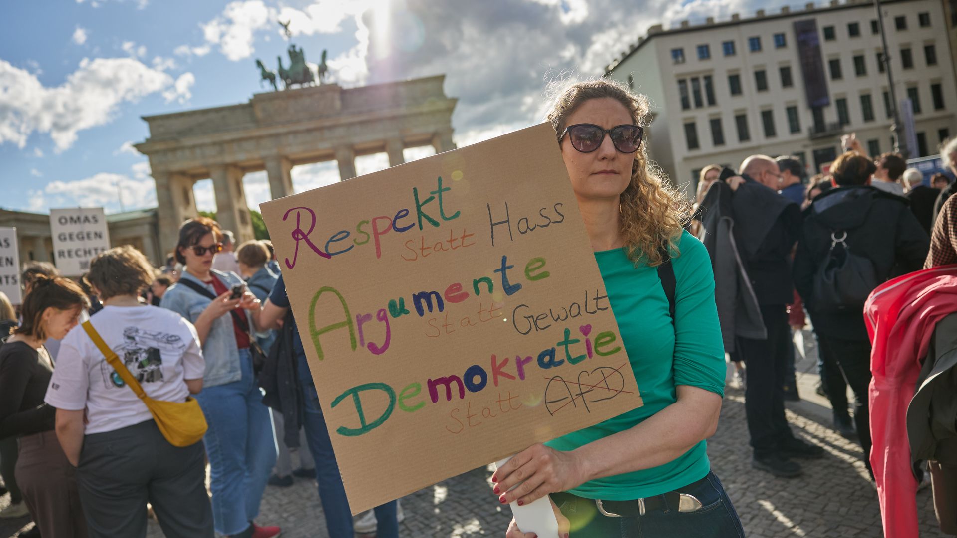 dresden und berlin: weit über tausend menschen demonstrieren gegen gewalt