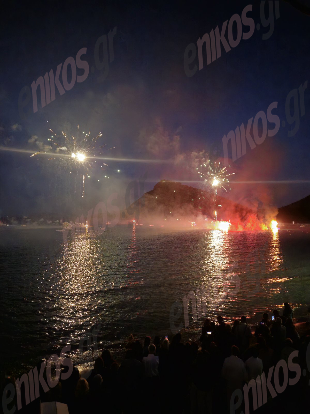 τολό αργολίδας: μαγευτικές εικόνες από το κάψιμο του ιούδα στη θάλασσα – φωτο αναγνώστη