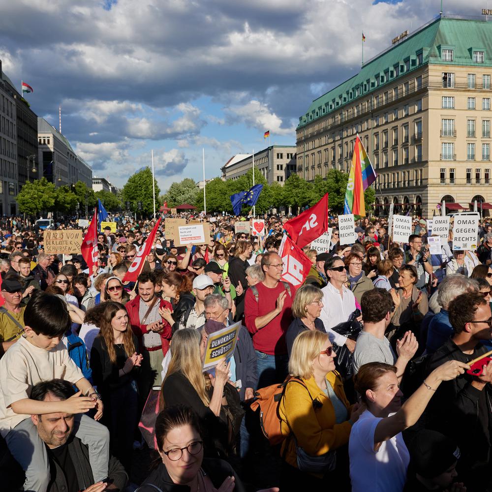 nach angriff auf spd-politiker matthias ecke: mehr als 1000 menschen demonstrieren in berlin am brandenburger tor