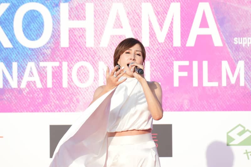 【第2回 横浜国際映画祭】岸明日香がセクシーでキュートなブルーのドレスに身を包み登場！人気 youtuber・repezen foxx の dj ふぉいも参戦！