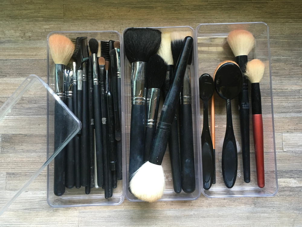 <p>An acrylic brush box keeps your makeup brushes organized and easily accessible. Its clear design not only adds a touch of elegance to your vanity but also allows you to see all your brushes at a glance, helping you pick the right one quickly. Some models feature lids or covers to protect brushes from dust and damage.</p>