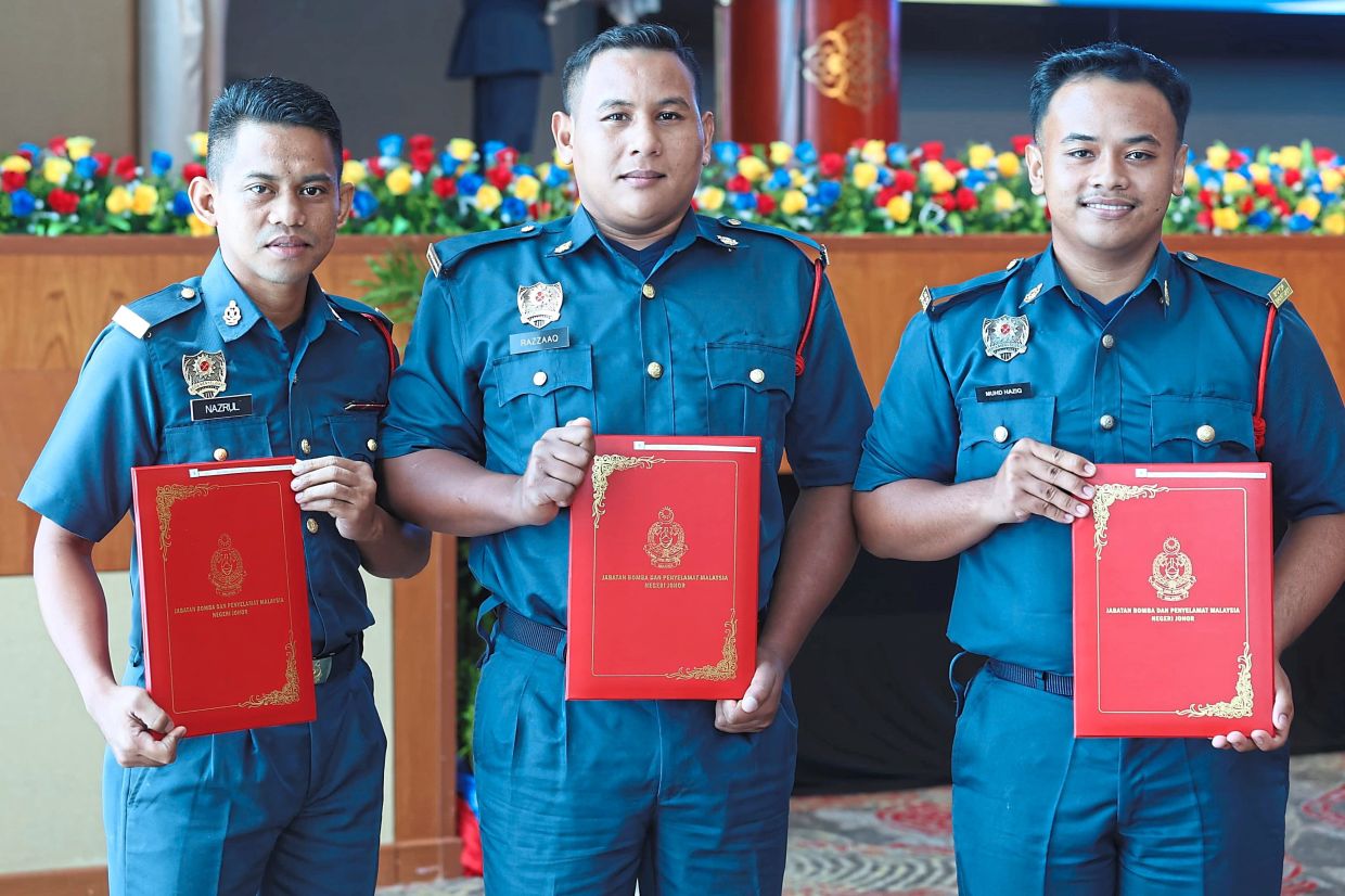 auxiliary firemen yearn to be absorbed into service