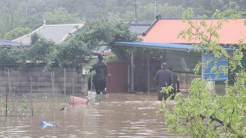 급류에 70대 사망·마을침수…어린이날 폭우에 경남서 피해 속출(종합)