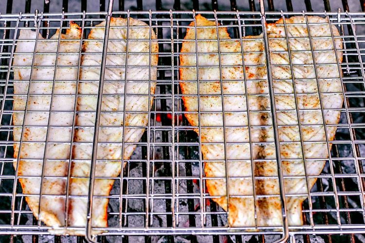 cara mencegah daging ikan hancur ketika dibakar, dioles dengan bahan dapur ini jadi salah satu solusi