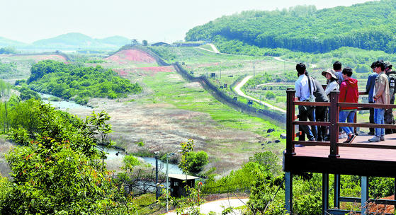 Visitors at the Baengmagoji course in Cheorwon, Gangwon look over the surrounding area from this file photo. [JOONGANG PHOTOS]