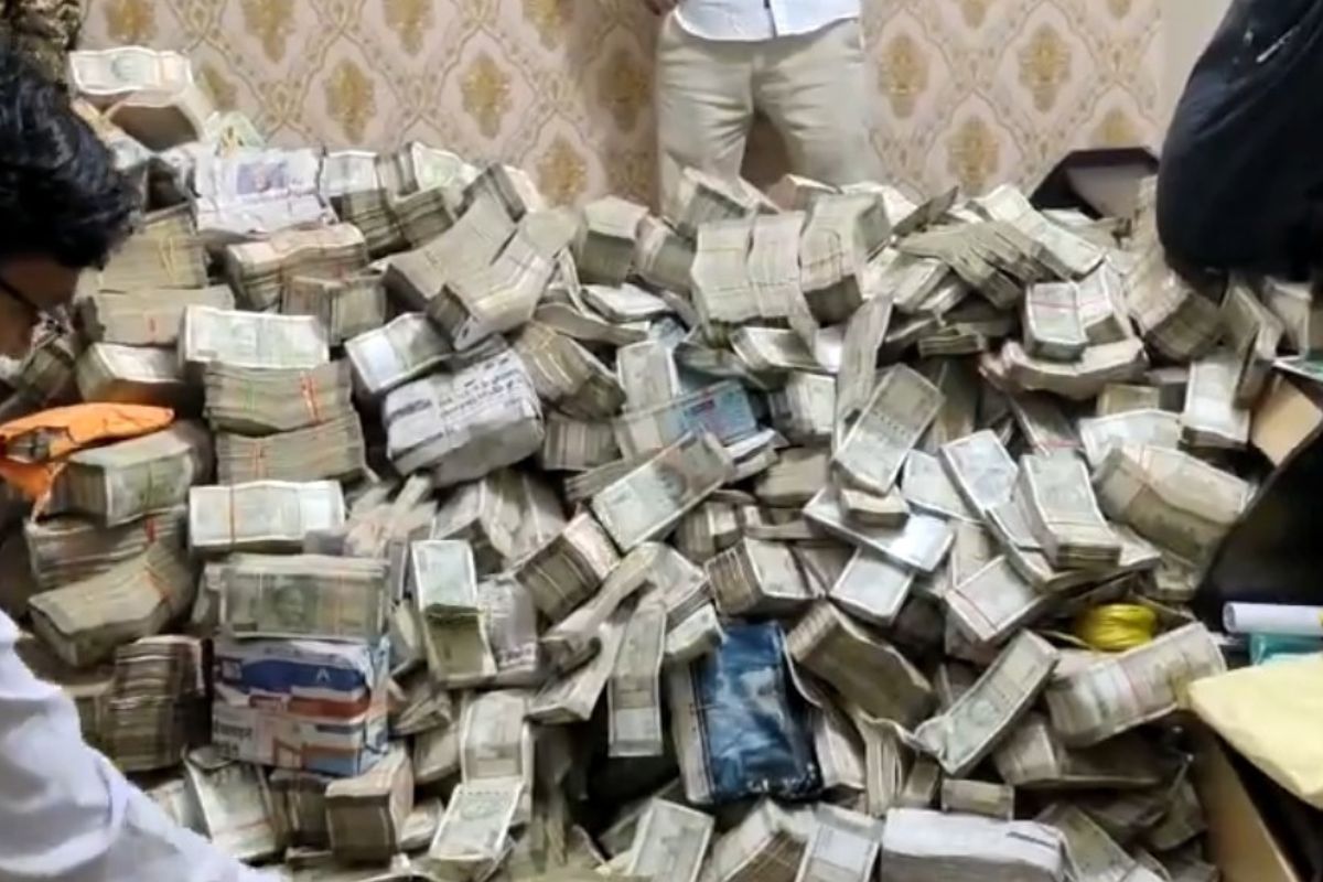 ed raids household help of jharkhand minister's secretary, recovers huge amount of cash