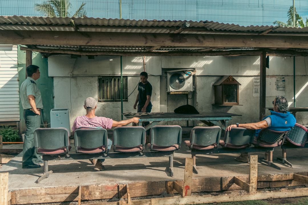 viaje a la cárcel de isla de pascua: “es el paraíso”