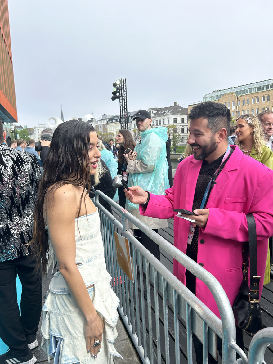 μαρίνα σάττι: χαμογελαστή με την ομάδα της στο τιρκουάζ χαλί της eurovision