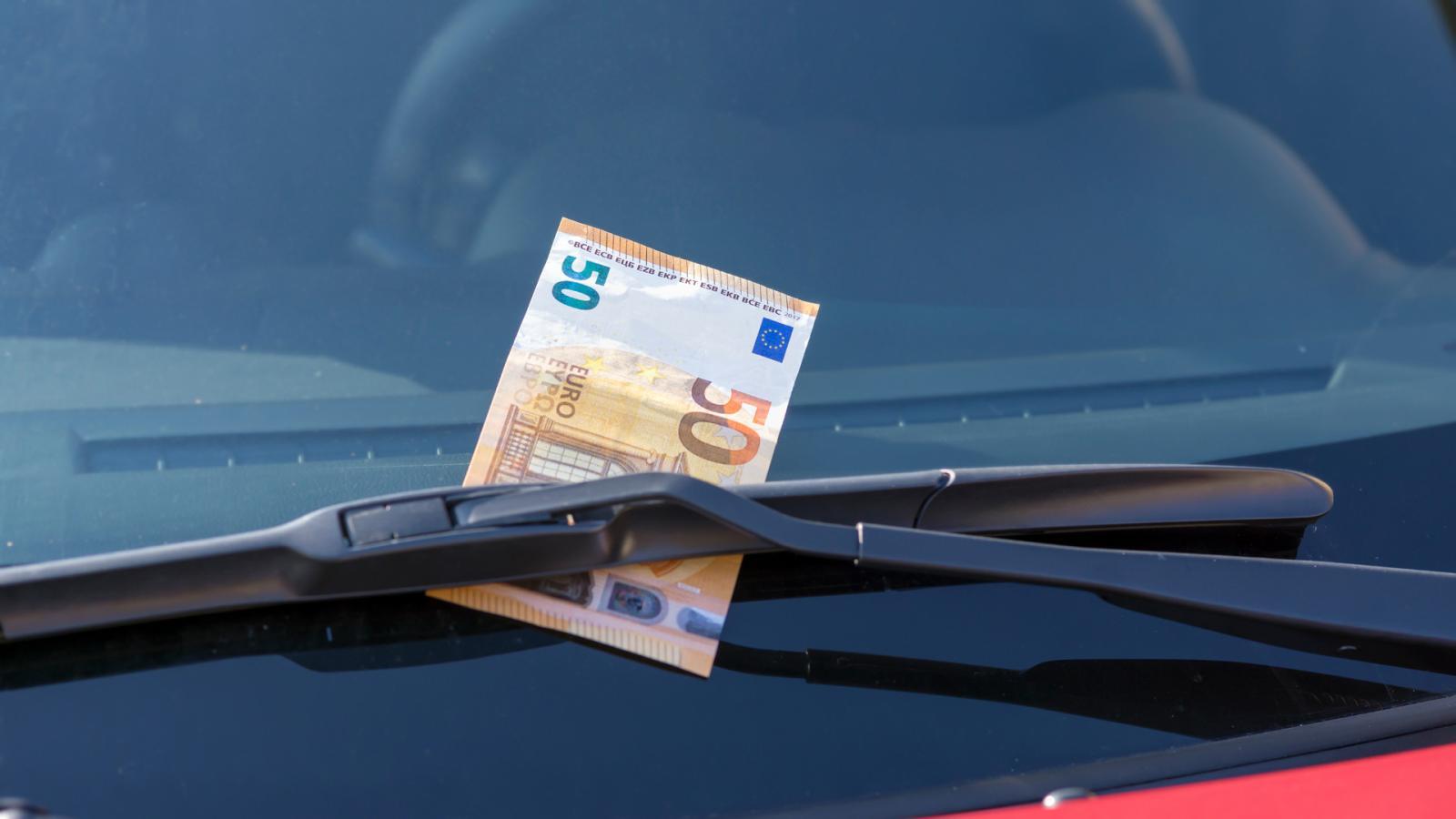 aφήνουν 50 ευρώ στο παρμπρίζ των αυτοκινήτων -γιατί δεν πρέπει να τα πάρεις